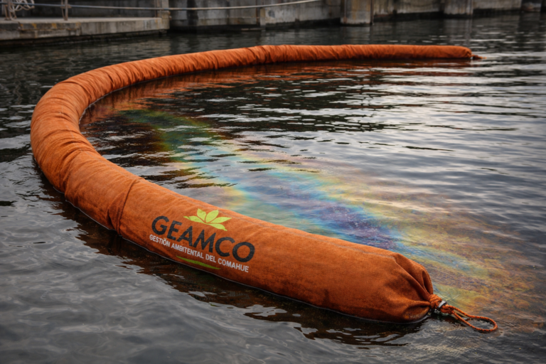 Barrera absorbente oleofílica flotando sobre agua para contención de derrames de hidrocarburos e iridiscencias